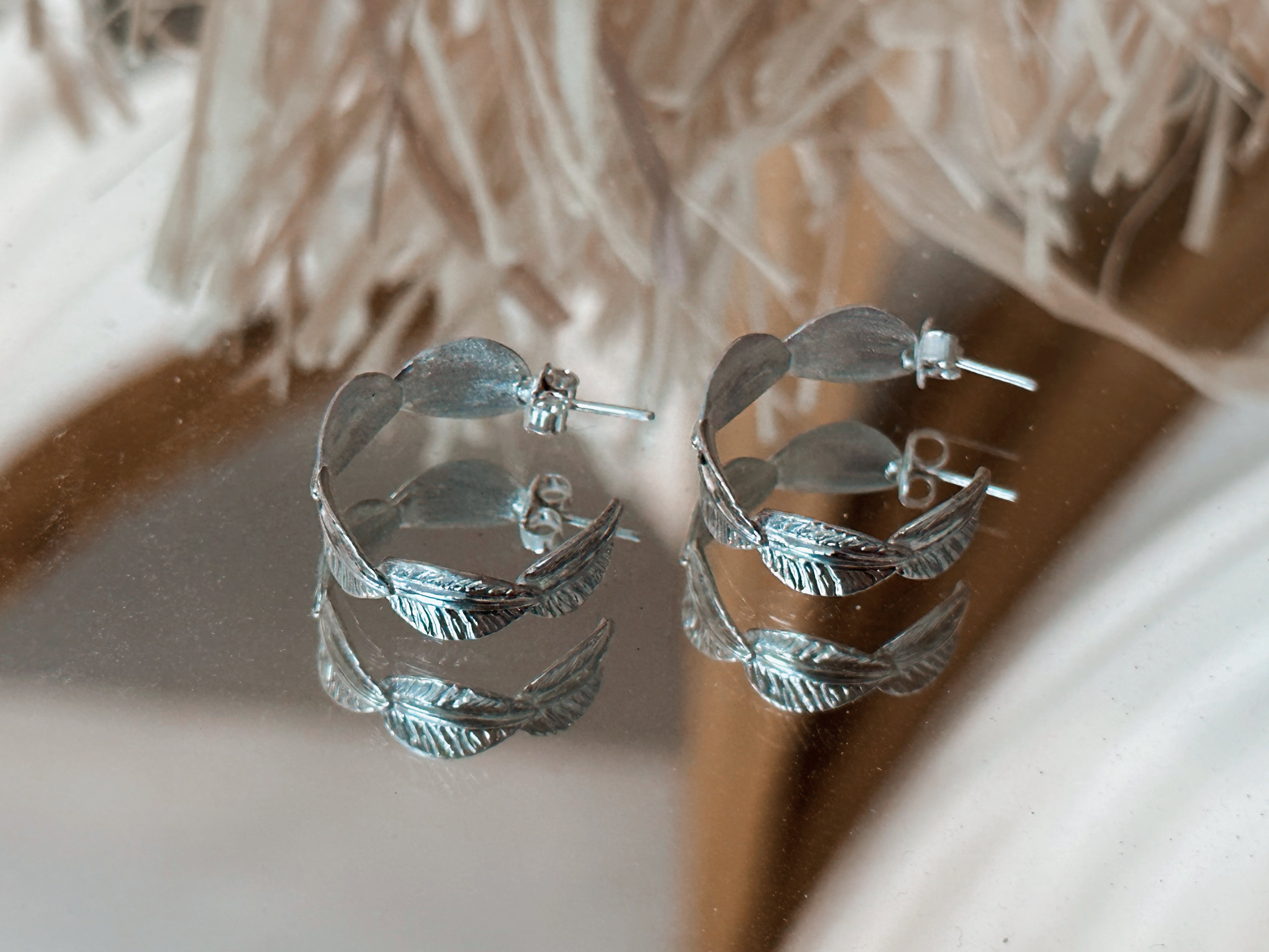 "Silver pin hoop leaves errings"