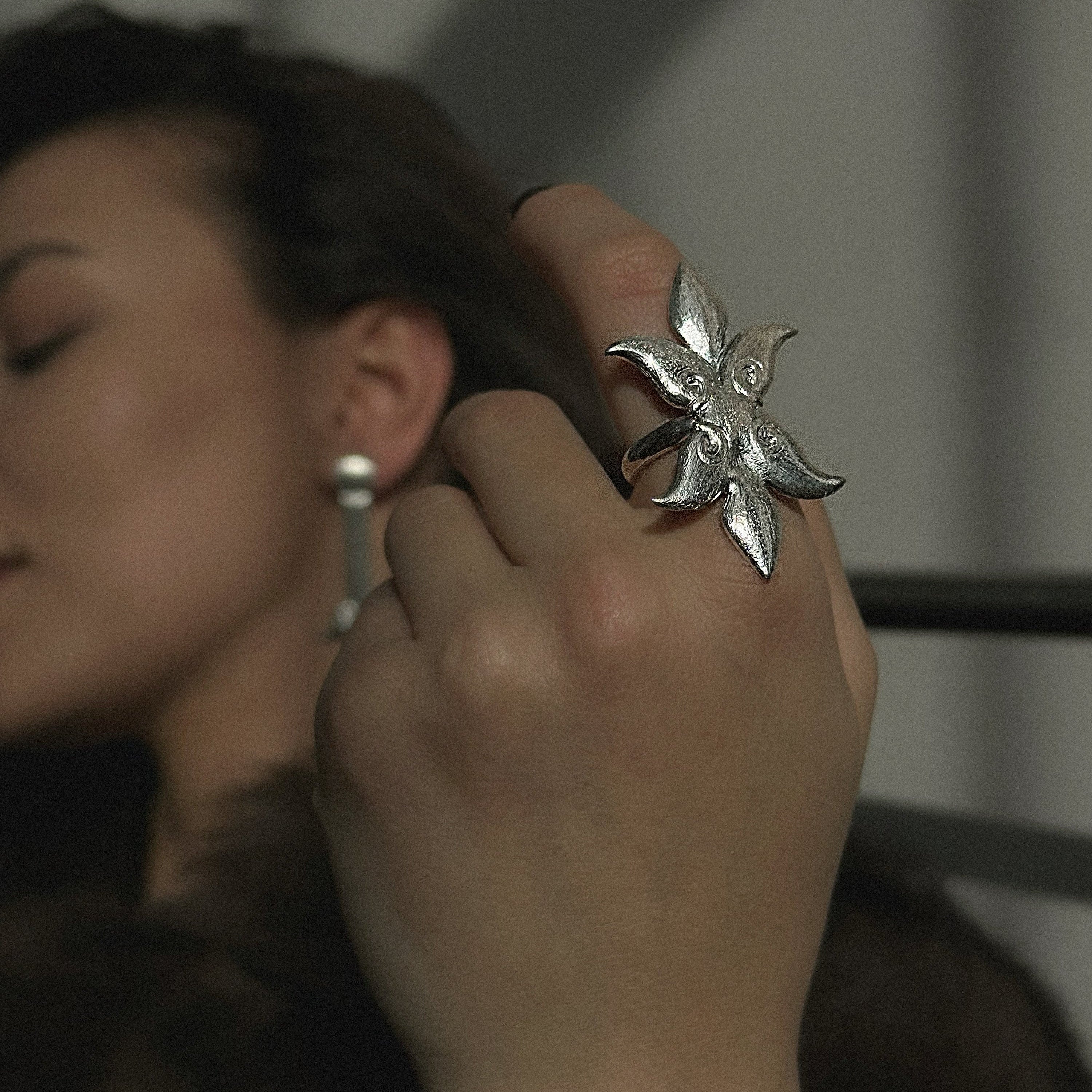 "Silver full finger flower ring"