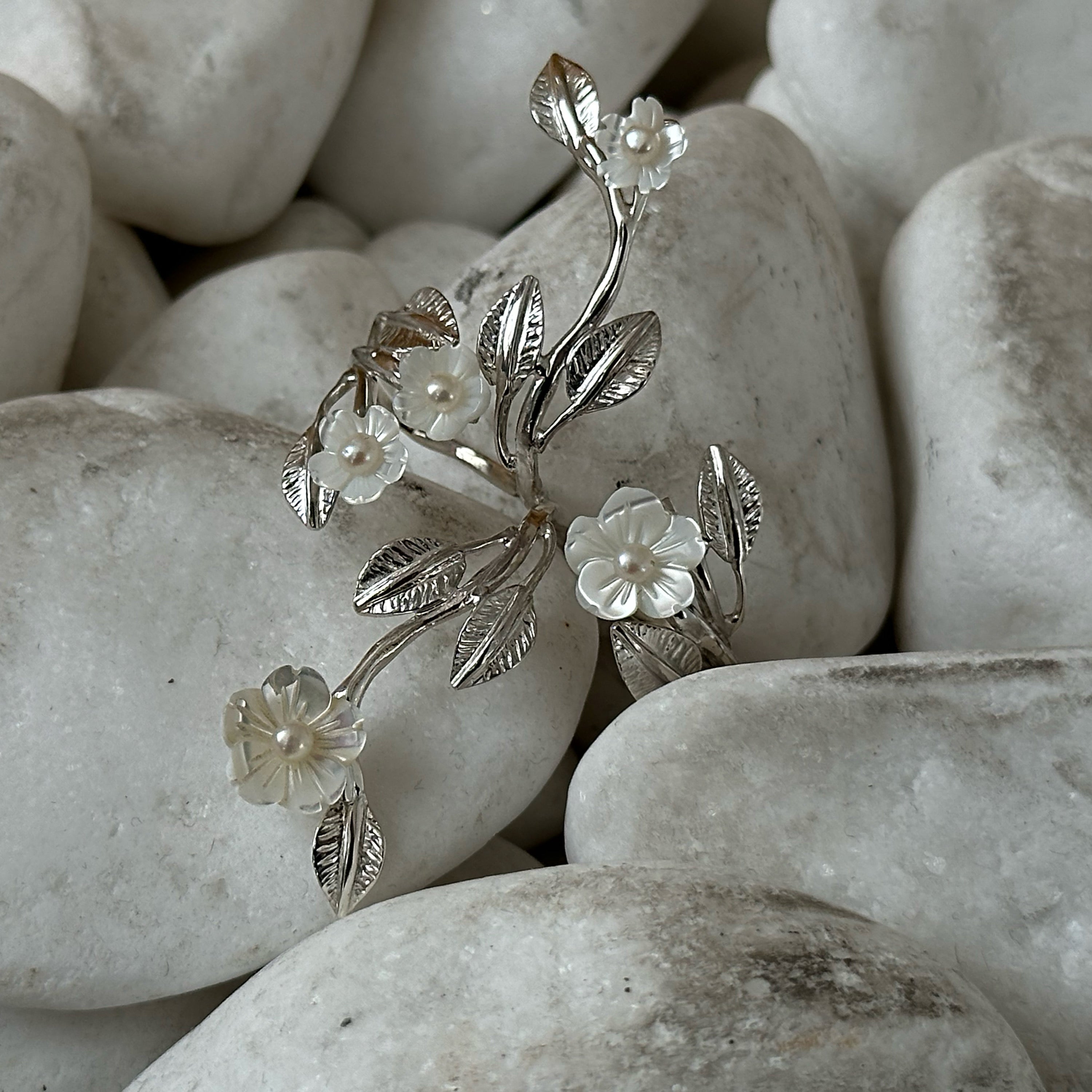 "Silver full finger pearl ring"
