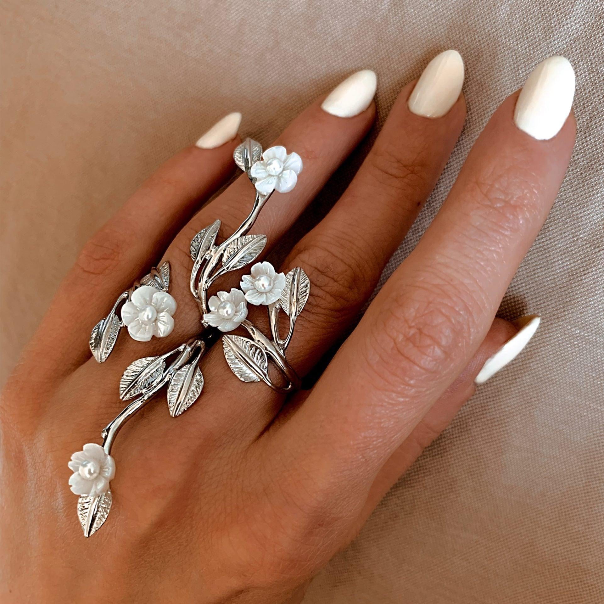 "Silver full finger pearl ring"