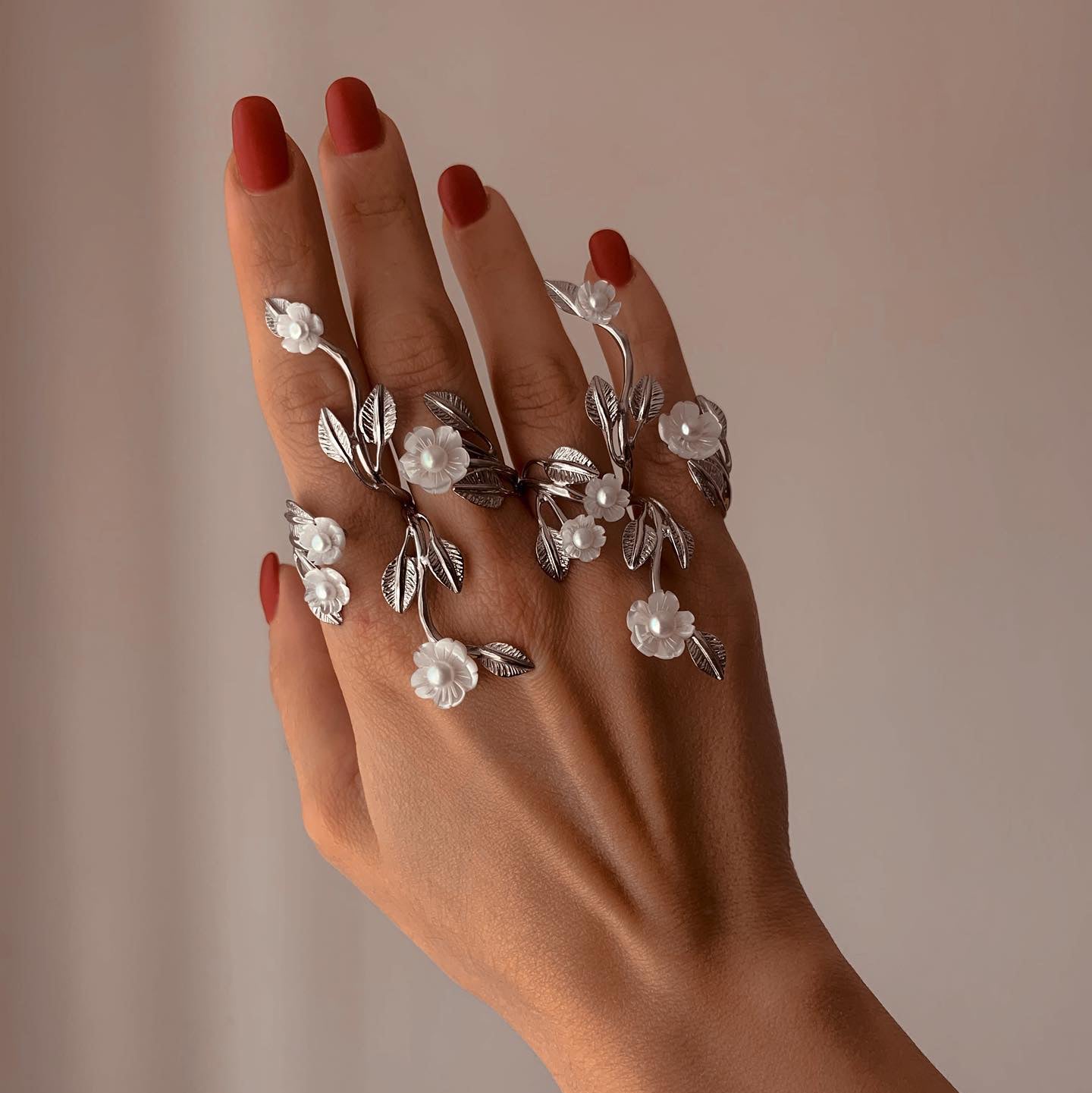 "Silver full finger pearl ring"